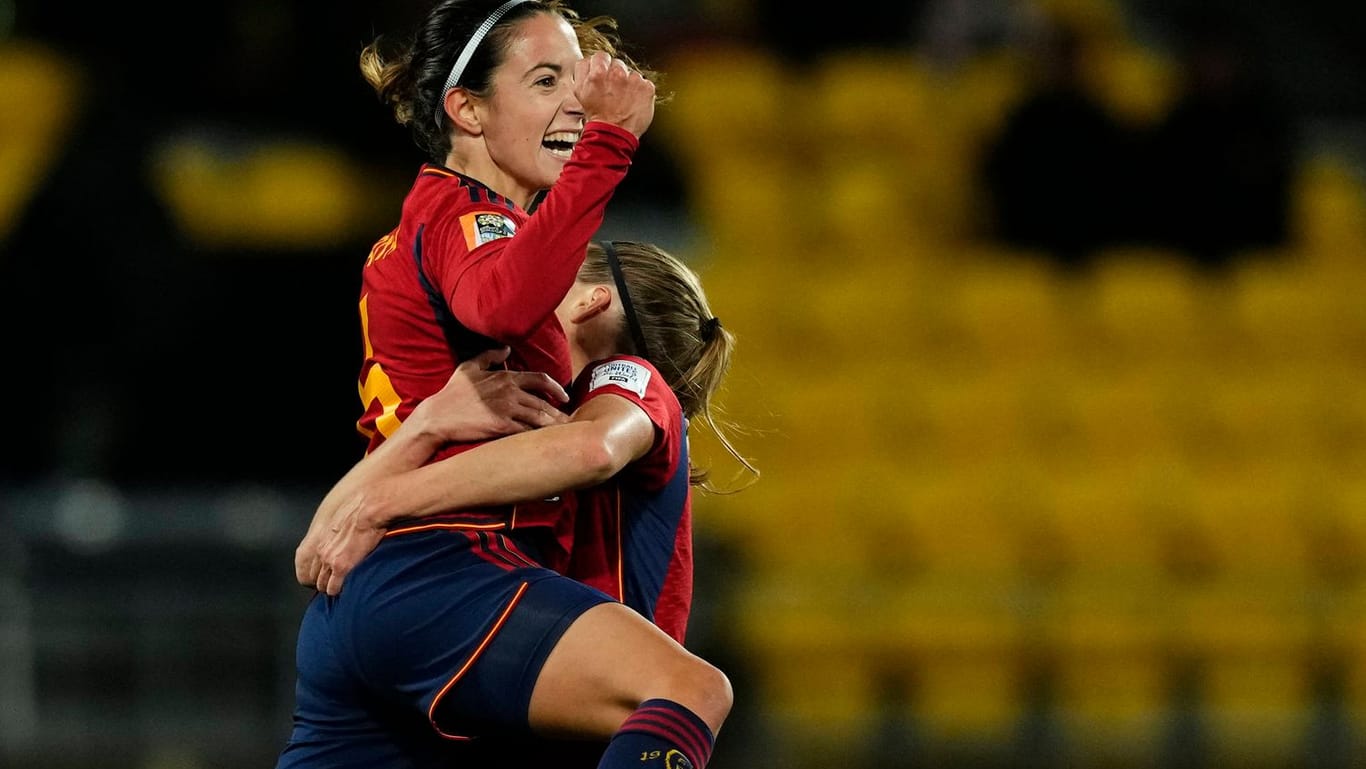 Aitana Bonmati (l.) feiert ihren Treffer zum 2:0: Gegen Costa Rica wusste Spanien zu überzeugen.