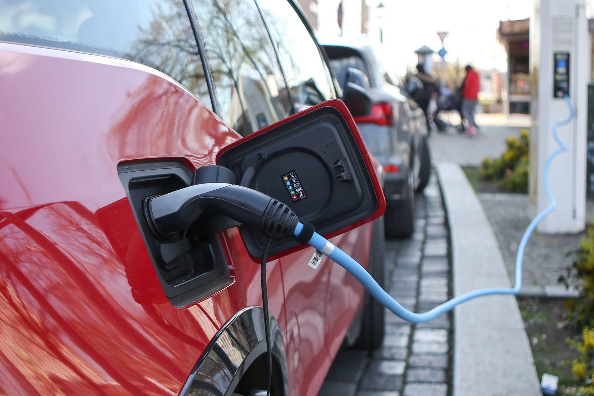 Er steht und steht und steht: Mancher Stromer blockiert die Ladesäule stundenlang für andere Elektroautos. Stromanbieter könnten dafür saftige Strafen kassieren. Bislang tun sie es nicht.