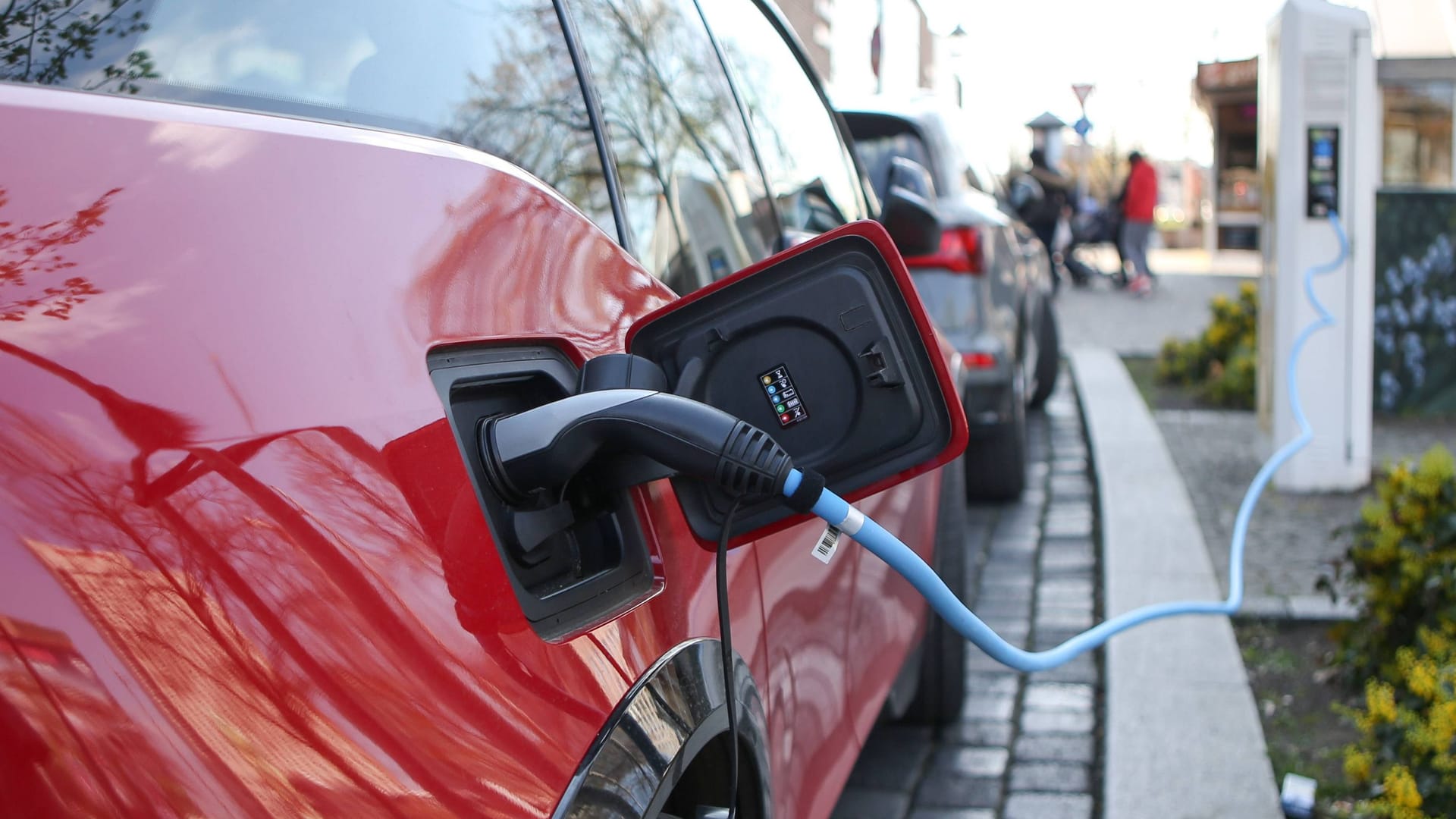 Er steht und steht und steht: Mancher Stromer blockiert die Ladesäule stundenlang für andere Elektroautos. Stromanbieter könnten dafür saftige Strafen kassieren. Bislang tun sie es nicht.