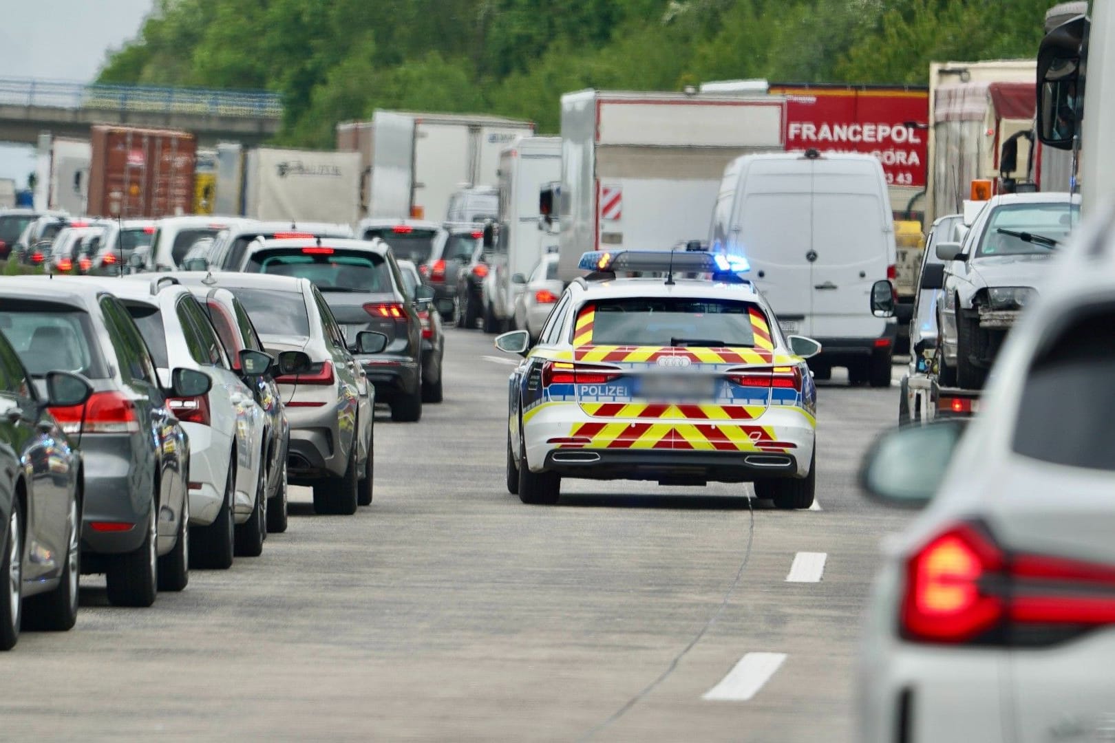 Eine Autobahnpolizei im Einsatz (Archivbild).