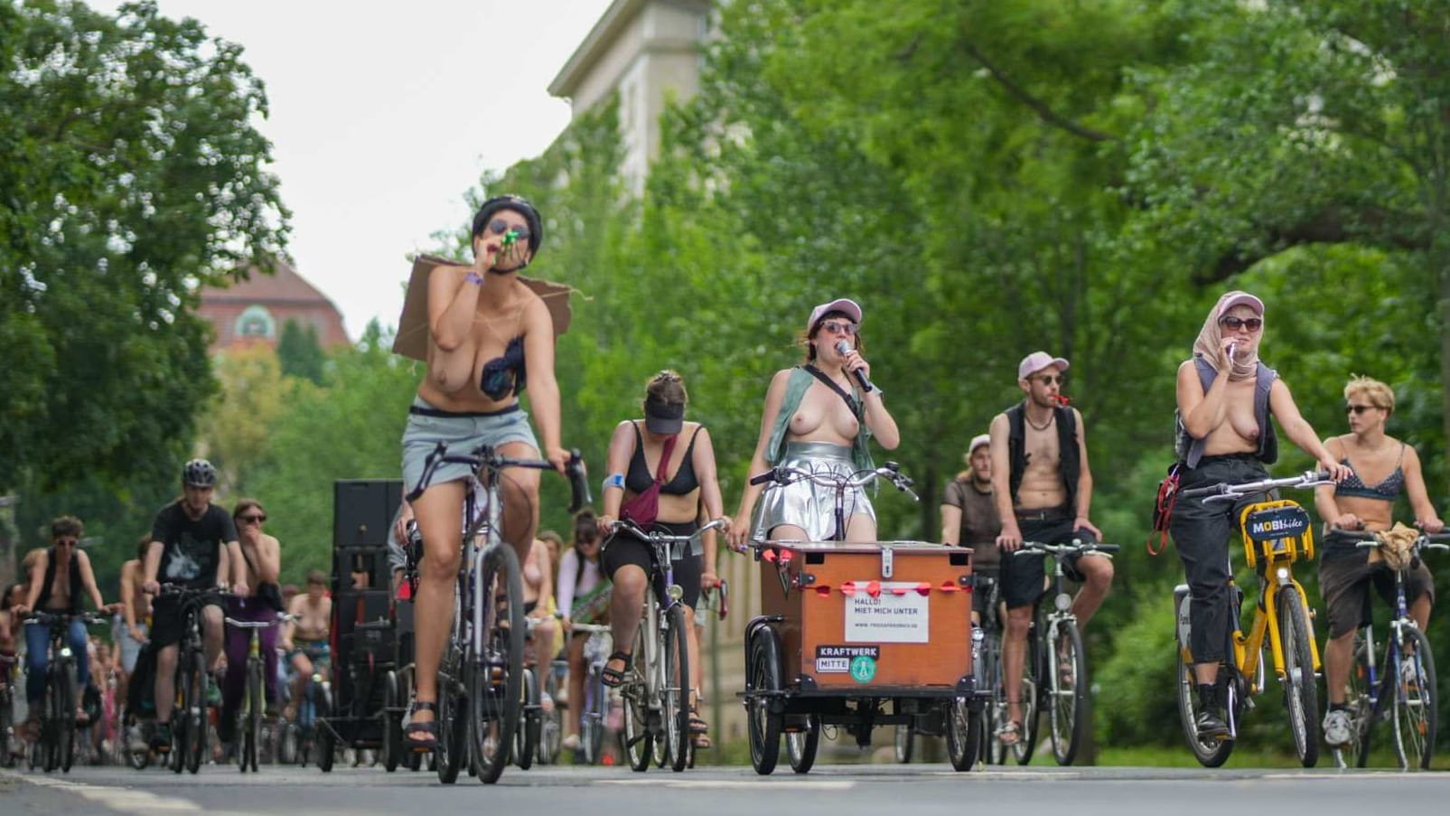 "Oben-ohne-Demo": Viele Radfahrerinnen und Radfahrer fuhren durch Dresden.