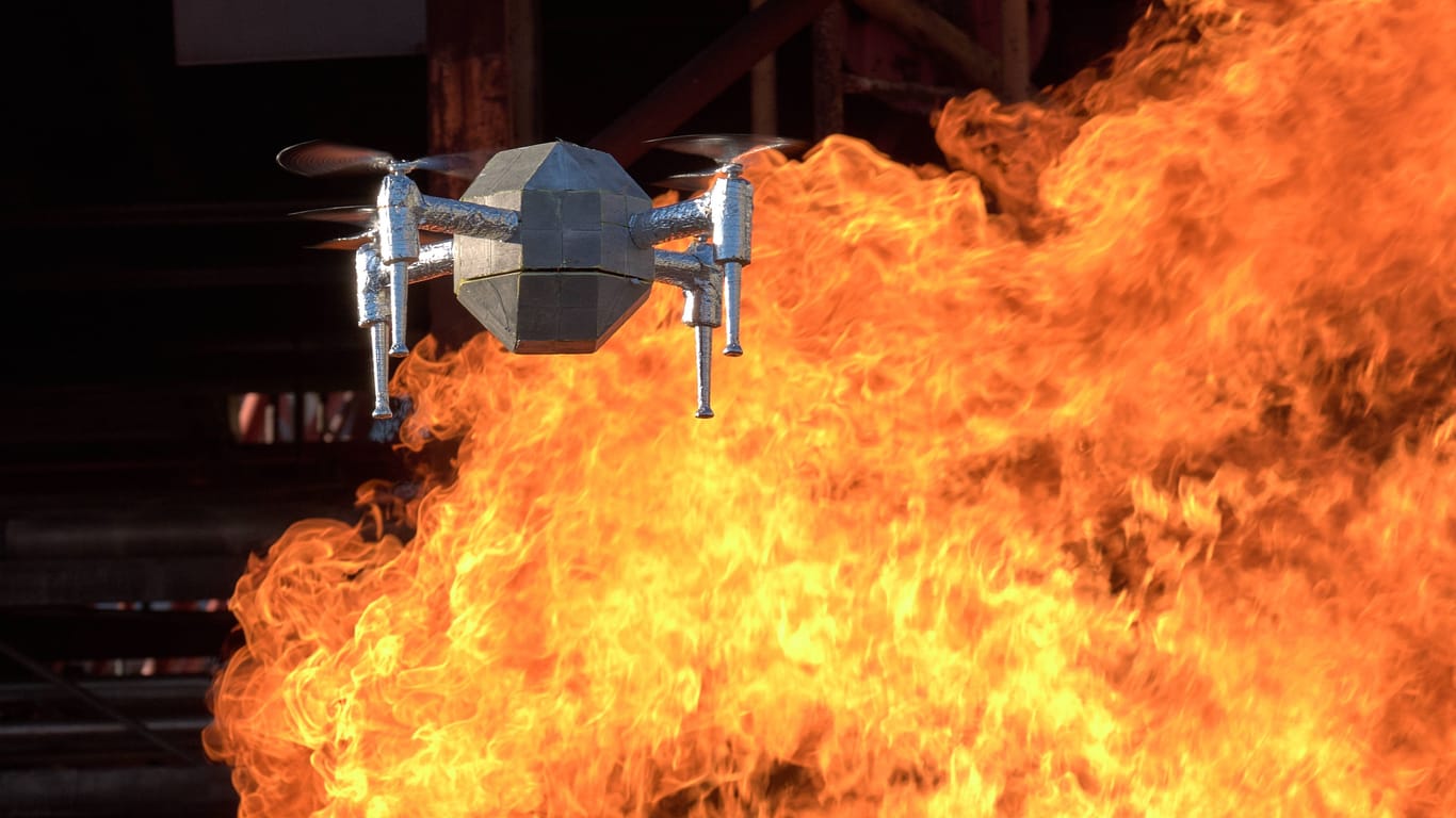 Freund oder Feind? Durch KI gesteuerte Drohnen können bei einem Feuer helfen, Leben zu retten - oder es selbst entfachen.