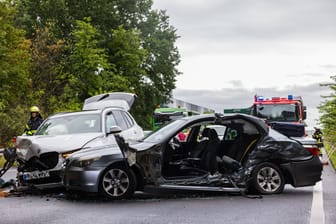 Die beiden am Unfall beteiligten BMW: Der Fahrer des dunklen Pkw geriet auf regennasser Fahrbahn ins schleudern.