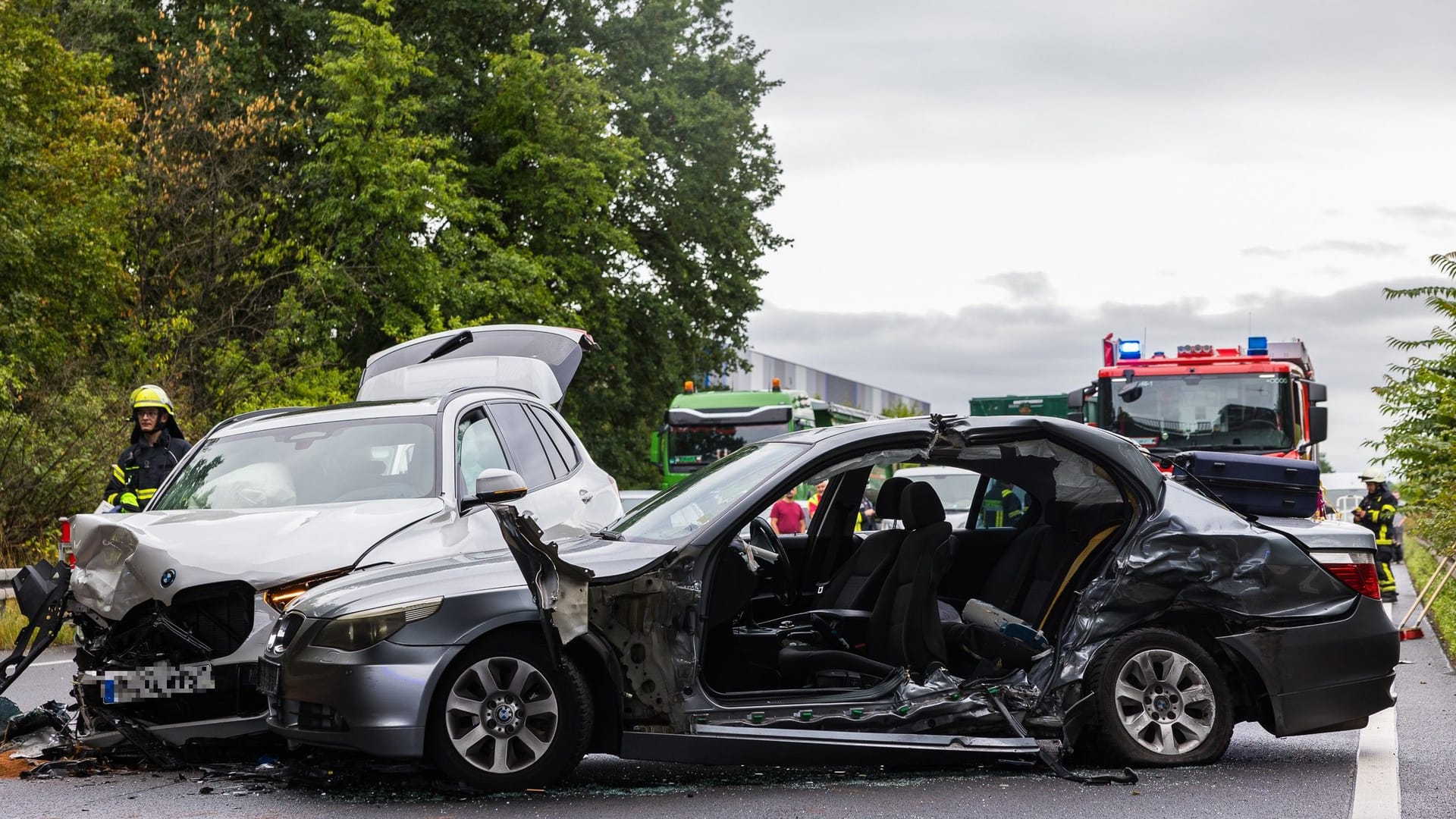 Die beiden am Unfall beteiligten BMW: Der Fahrer des dunklen Pkw geriet auf regennasser Fahrbahn ins schleudern.