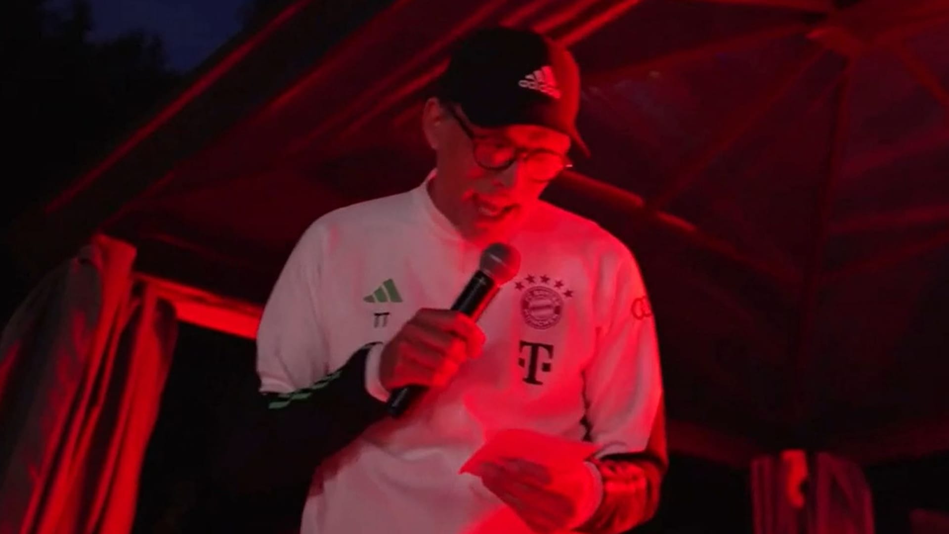 Den richtigen Ton getroffen? Bayern-Trainer Thomas Tuchel beim Karaoke.