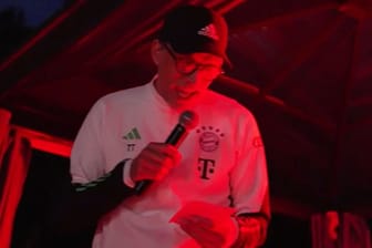 Den richtigen Ton getroffen? Bayern-Trainer Thomas Tuchel beim Karaoke.