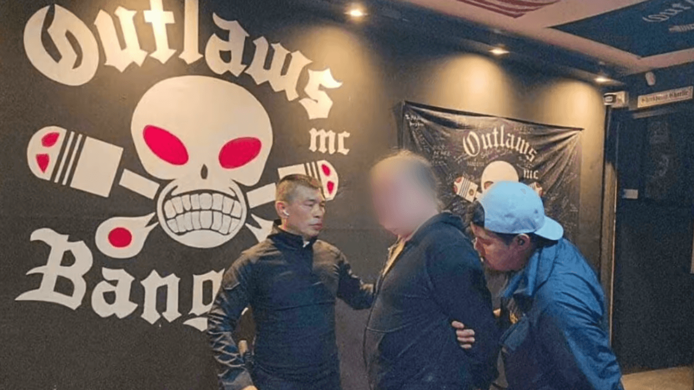 Festnahme bei den Outlaws: Der Polizeieinsatz gegen Olaf B., der Hauptverdächtige im Mordfall Mack, wurde in den Clubräumen in Bangkok gefilmt.