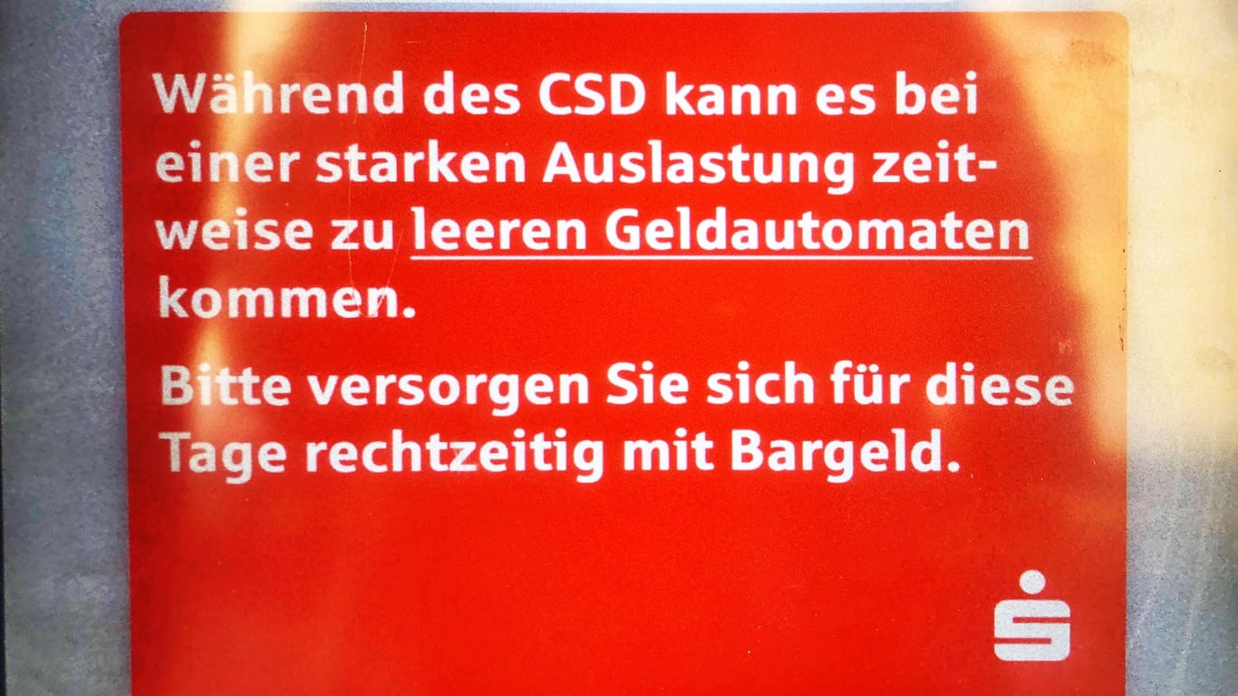 Ein Geldautomat der Sparkasse in Köln: In der Stadt könnte es am Sonntag Probleme beim Abheben von Bargeld geben.