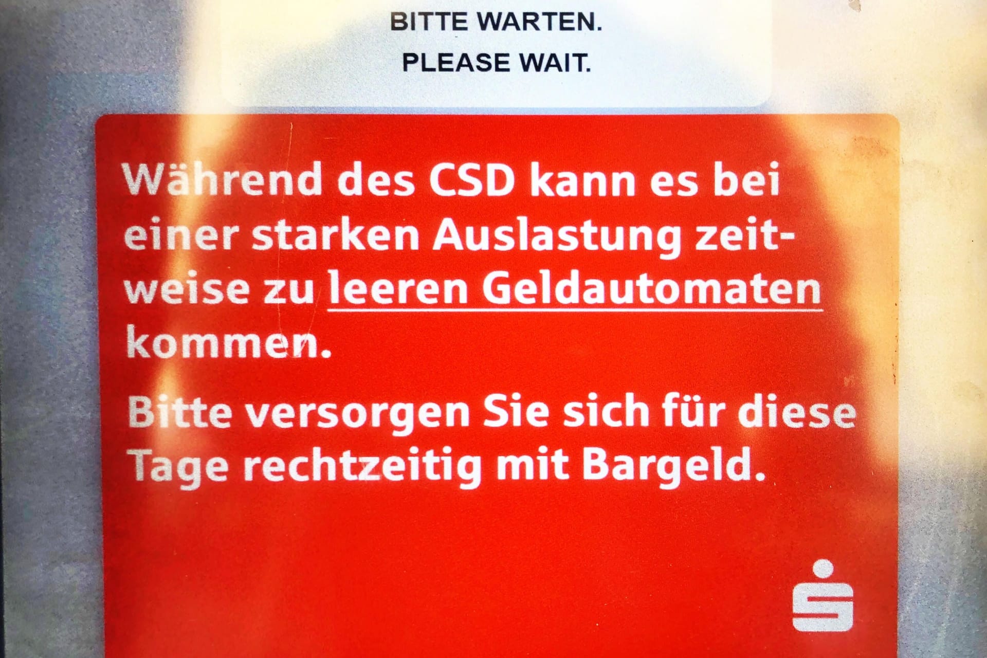 Ein Geldautomat der Sparkasse in Köln: In der Stadt könnte es am Sonntag Probleme beim Abheben von Bargeld geben.