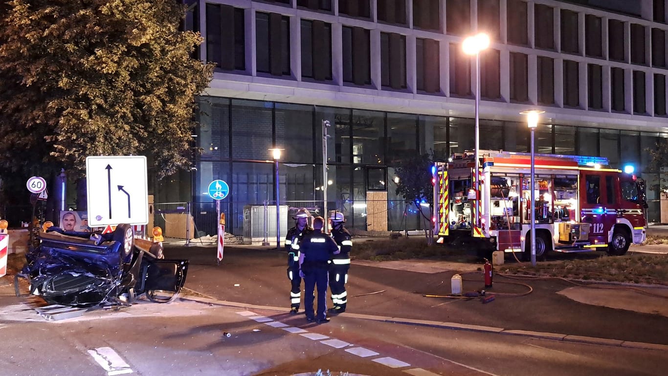 Tödlicher Verkehrsunfall an der Tramhaltestelle Leonrodplatz: Dort kam in der Nacht auf Sonntag ein 18-Jähriger ums Leben. Ein weiterer wurde schwer verletzt.