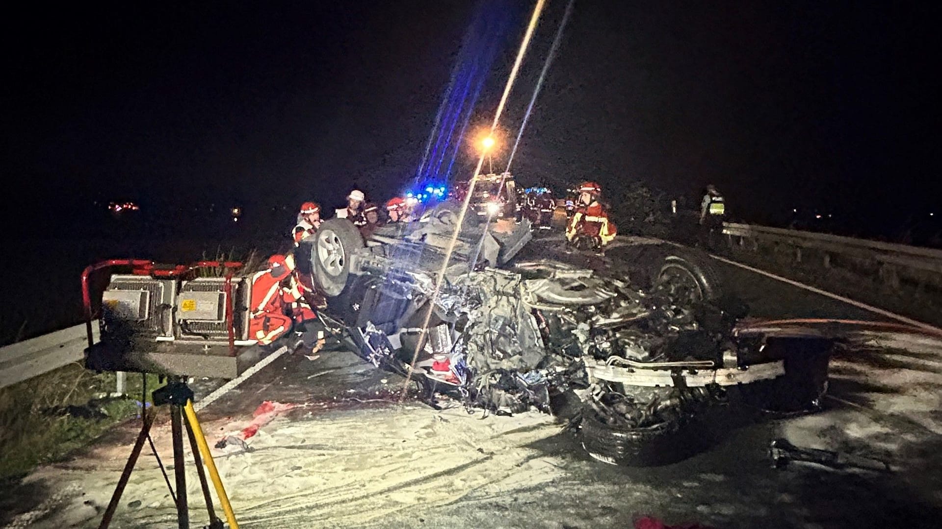 Crash auf der Bundesstraße: Dieser Anblick bot sich den Einsatzkräften in der Nacht Crash auf der Bundesstraße: Dieser Anblick bot sich den Einsatzkräften in der Nacht