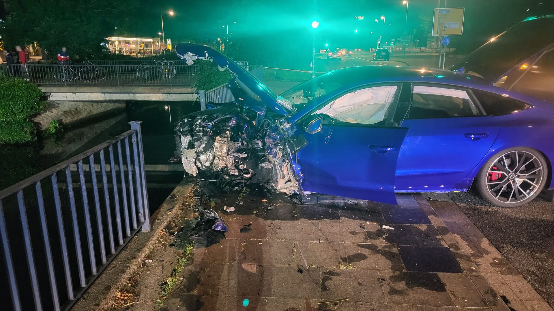 Der Audi wurde bei dem Unfall massiv beschädigt. Der Audi wurde bei dem Unfall massiv beschädigt.
