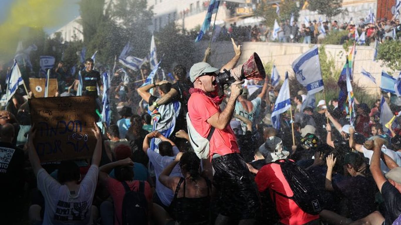 Proteste in Israel: Die israelische Polizei setzt einen Wasserwerfer gegen Demonstranten ein.