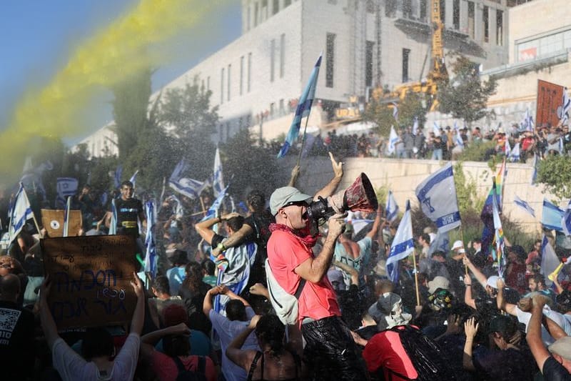 Proteste in Israel: Die israelische Polizei setzt einen Wasserwerfer gegen Demonstranten ein.