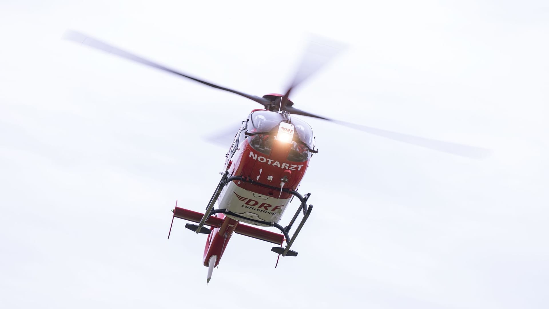 Ein Rettungshubschrauber setzt zur Landung an (Symbolbild): In Nordfriesland hat sich eine Frau in Gefahr begeben.