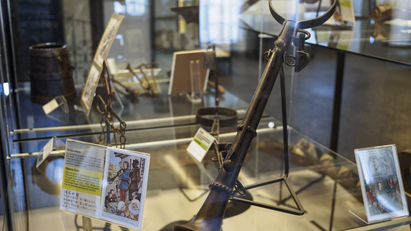 Schandflöte für schlechte Musikanten im Kriminalmuseum in Rothenburg ob der Tauber: Das Museum ist bei Touristen besonders beliebt.