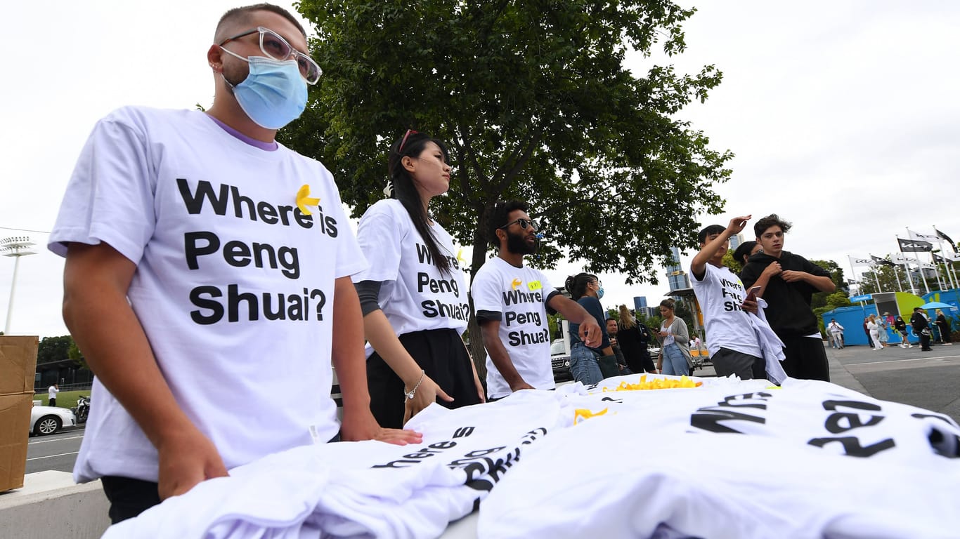 Aktivisten verteilen T-Shirts bei den Australian Open.