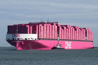 Die "ONE Innovation": Das Containerschiff schippert künftig regelmäßig über die Elbe.