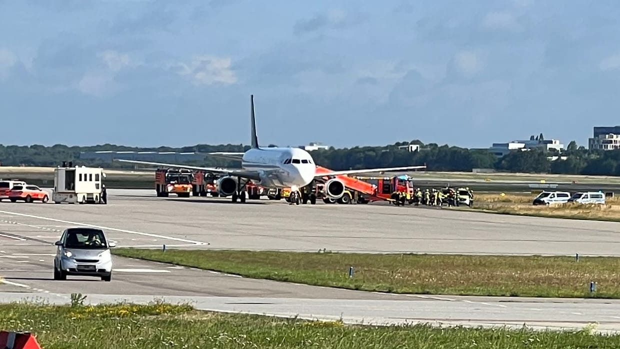 Rollfeld in Hamburg: Wie viele Passagiere aus der Maschine geholt werden mussten, war zunächst offen.