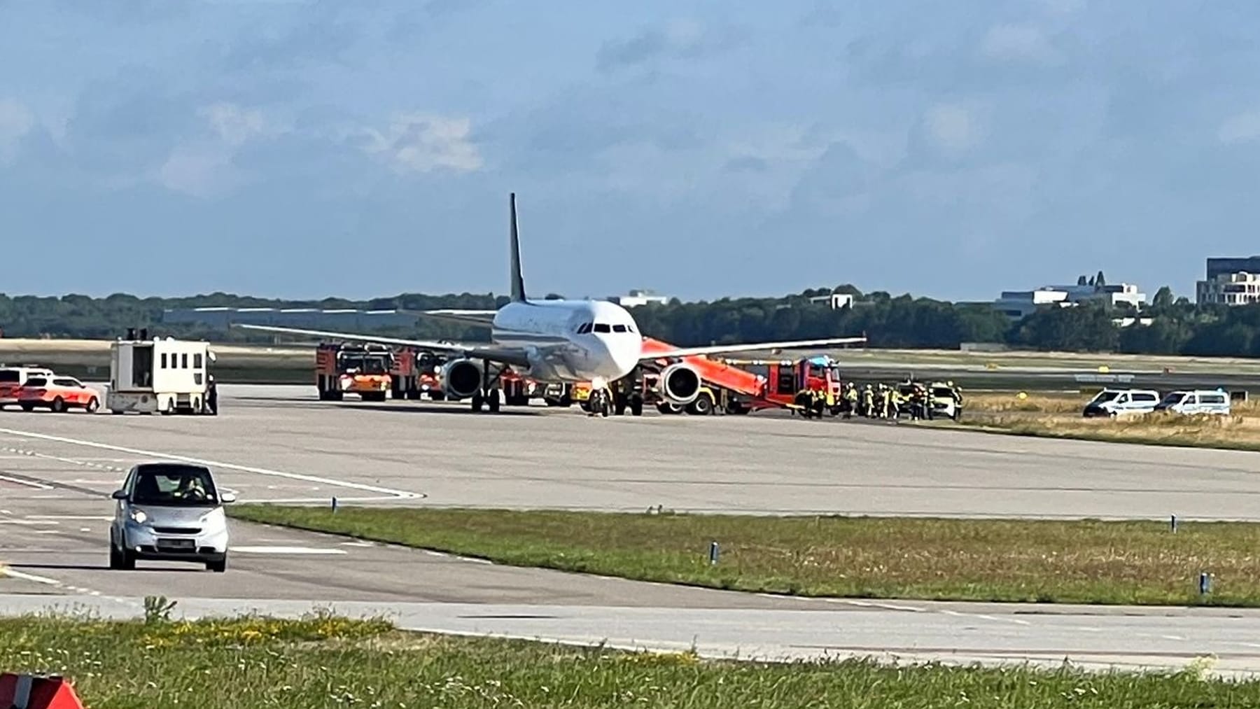 Emergency Landing at Hamburg Airport: Airbus A321 Evacuated Due to Smoking Oven