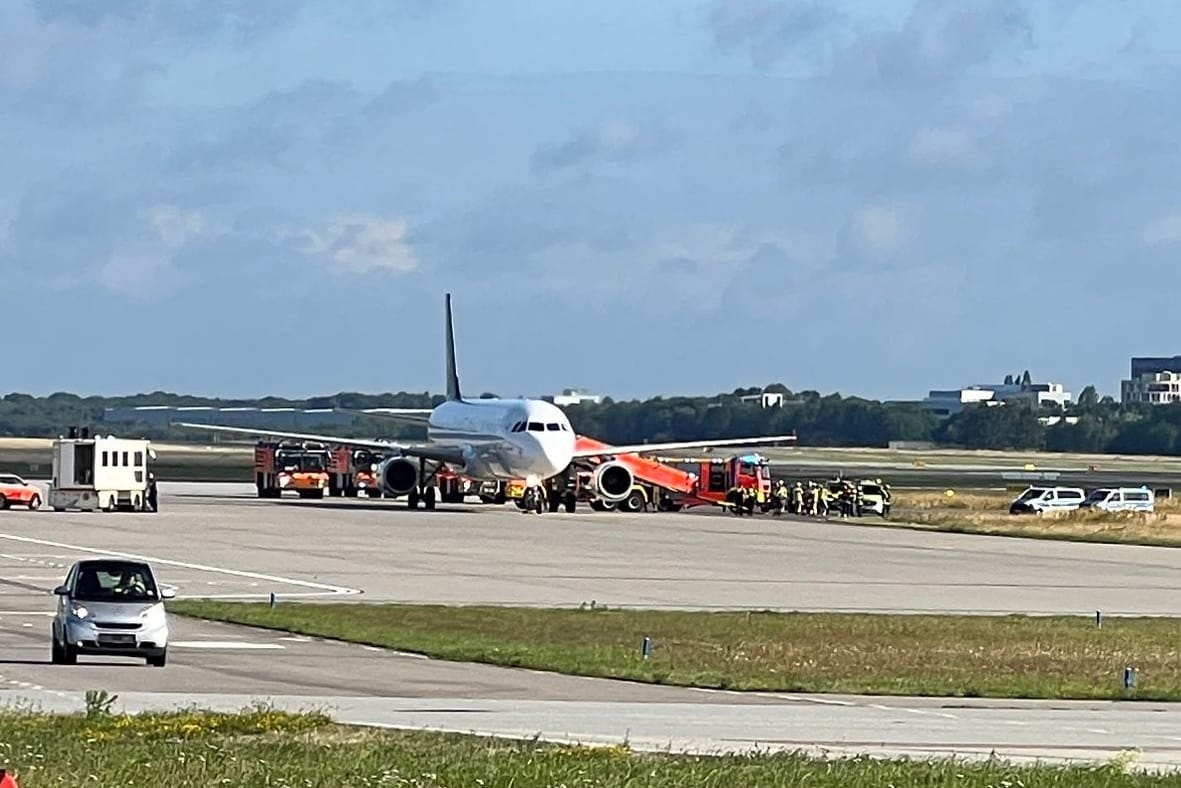 Rollfeld in Hamburg: Wie viele Passagiere aus der Maschine geholt werden mussten, war zunächst offen.