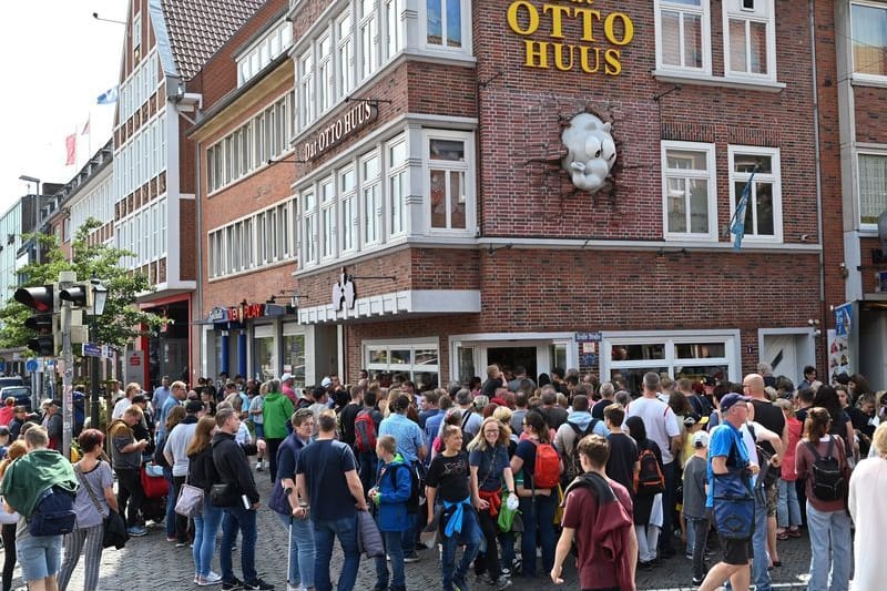 Hunderte Fans warteten vor dem Otto-Huus in Emden auf den Komiker.