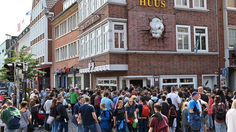 Hunderte Fans warteten vor dem Otto-Huus in Emden auf den Komiker.