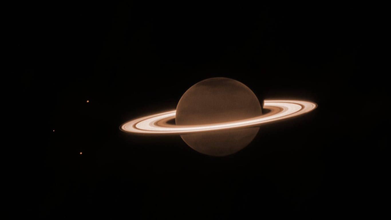 Der Saturn und drei seiner Monde: Das Weltraumteleskop "James Webb" schoss dieses Bild mit seiner Nah-Infrarot-Kamera.