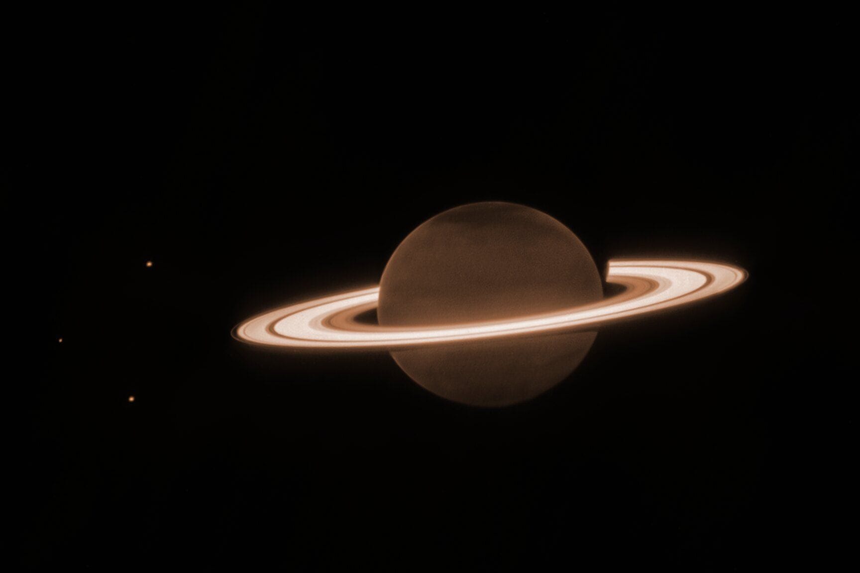 Der Saturn und drei seiner Monde: Das Weltraumteleskop "James Webb" schoss dieses Bild mit seiner Nah-Infrarot-Kamera.