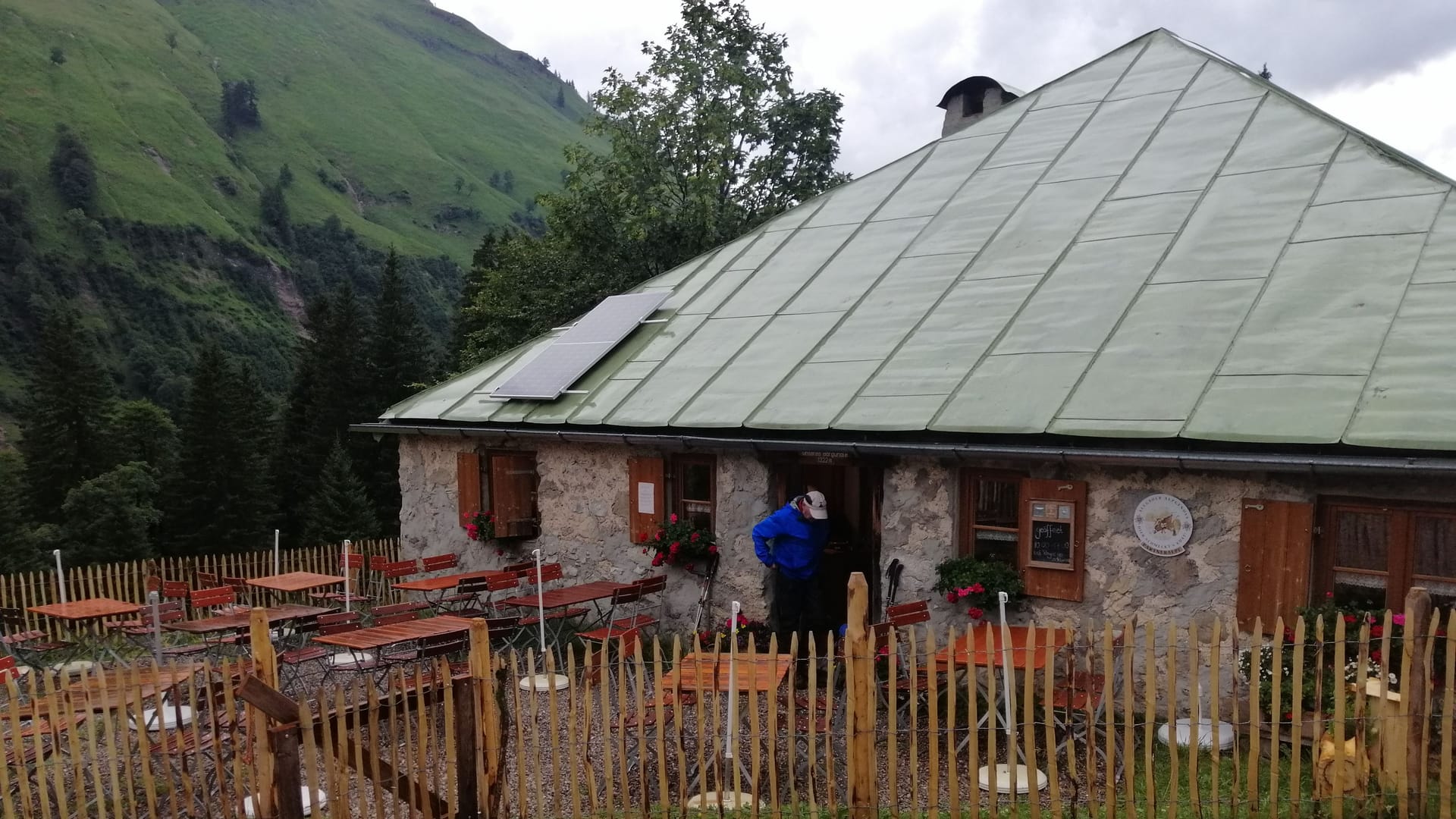 Die Alpe Bärgündele kurz nach einem Regenschauer: Auf ihrem Weg herab vom Hochvogel wurden Wanderer vom Unwetter überrascht und suchten hier Unterschlupf.