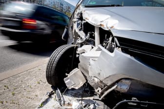 Zerstörter Wagen nach einem Unfall: Kommt es zu juristischen Streitigkeiten, kann eine Rechtsschutzversicherung helfen.