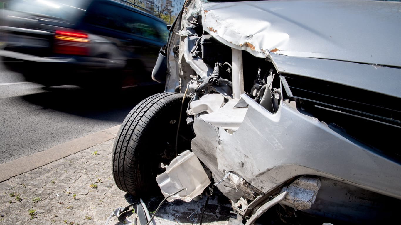 Zerstörter Wagen nach einem Unfall: Kommt es zu juristischen Streitigkeiten, kann eine Rechtsschutzversicherung helfen.