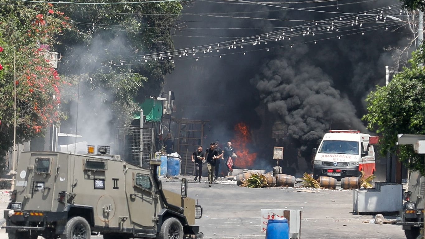 Rauch in Dschenin: Das israelische Militär reagiert mit seinem Einsatz eigenen Angaben zufolge auf Angriffe von palästinensischer Seite in den vergangenen Wochen.