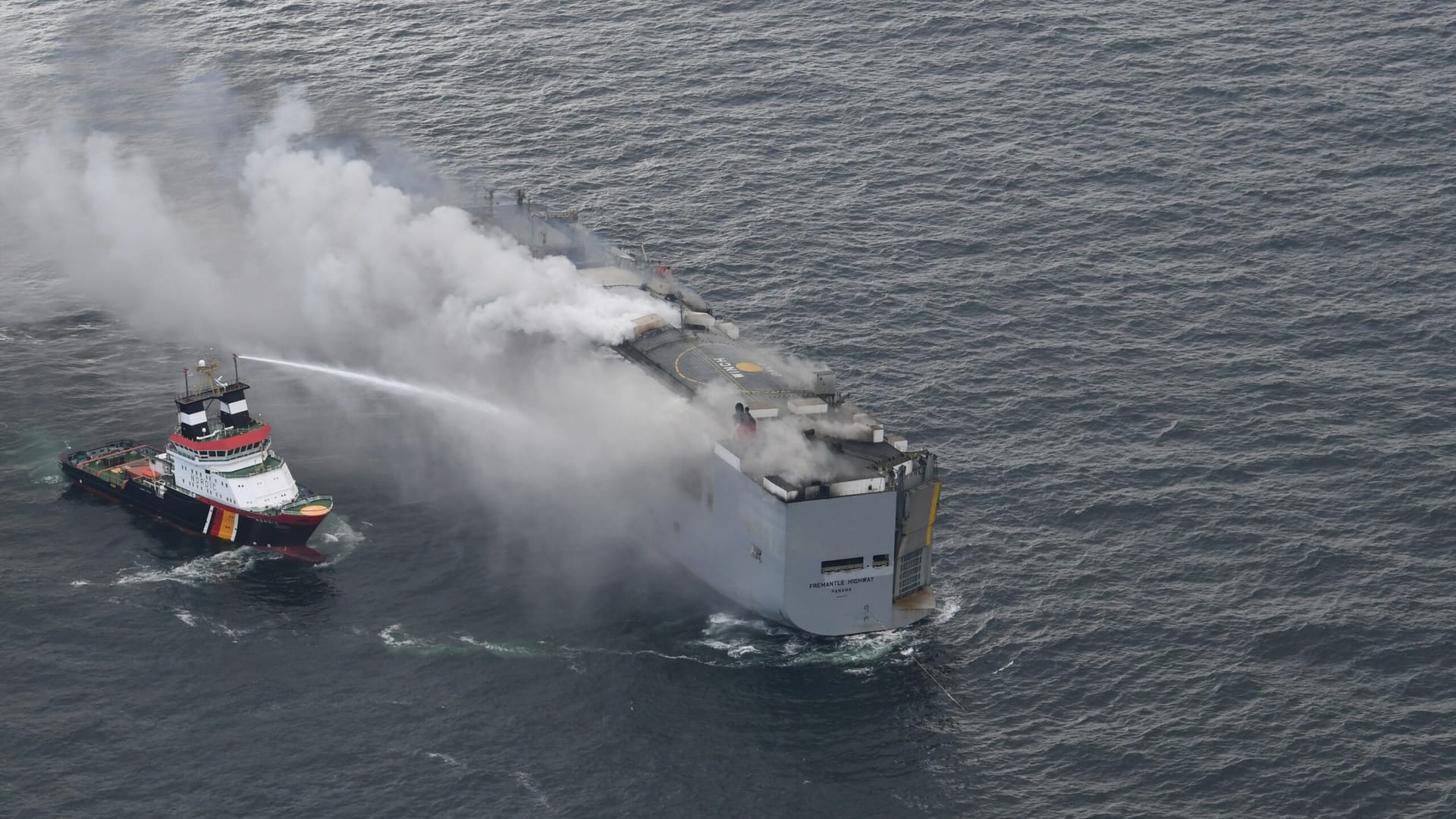 Rauch steigt von der "Fremantle Highway" auf: Auf dem Frachter war in der Nacht zum Mittwoch ein Brand ausgebrochen.