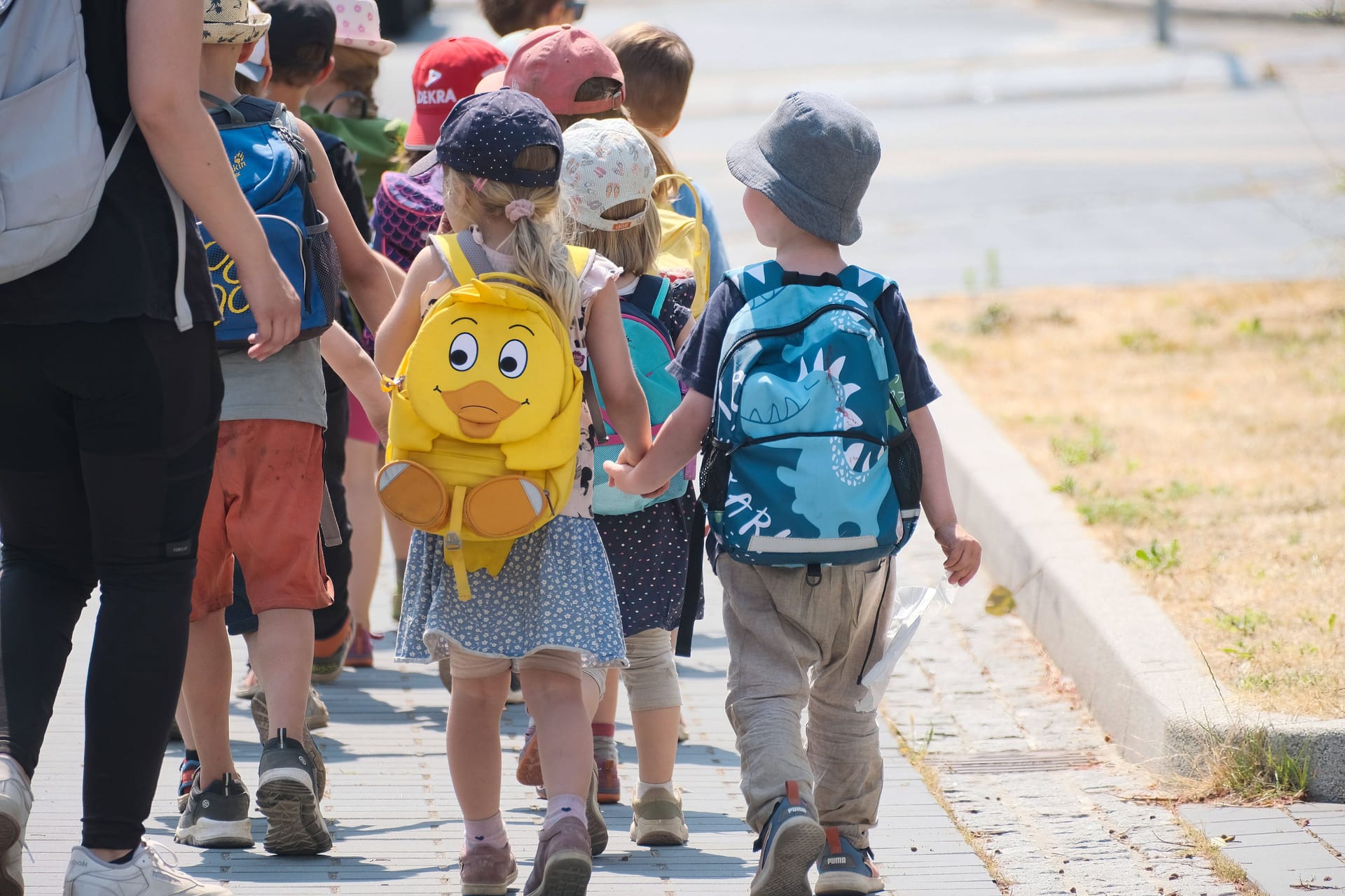 Kinder mit Rucksäcken (Archivbild): In einer Berliner Kita hat ein betrunkener Mann herumgepöbelt.