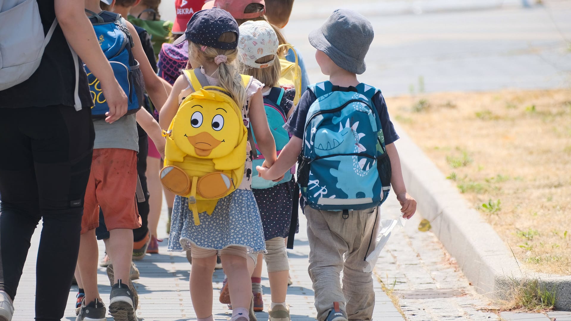 Kinder mit Rucksäcken (Archivbild): In einer Berliner Kita hat ein betrunkener Mann herumgepöbelt.