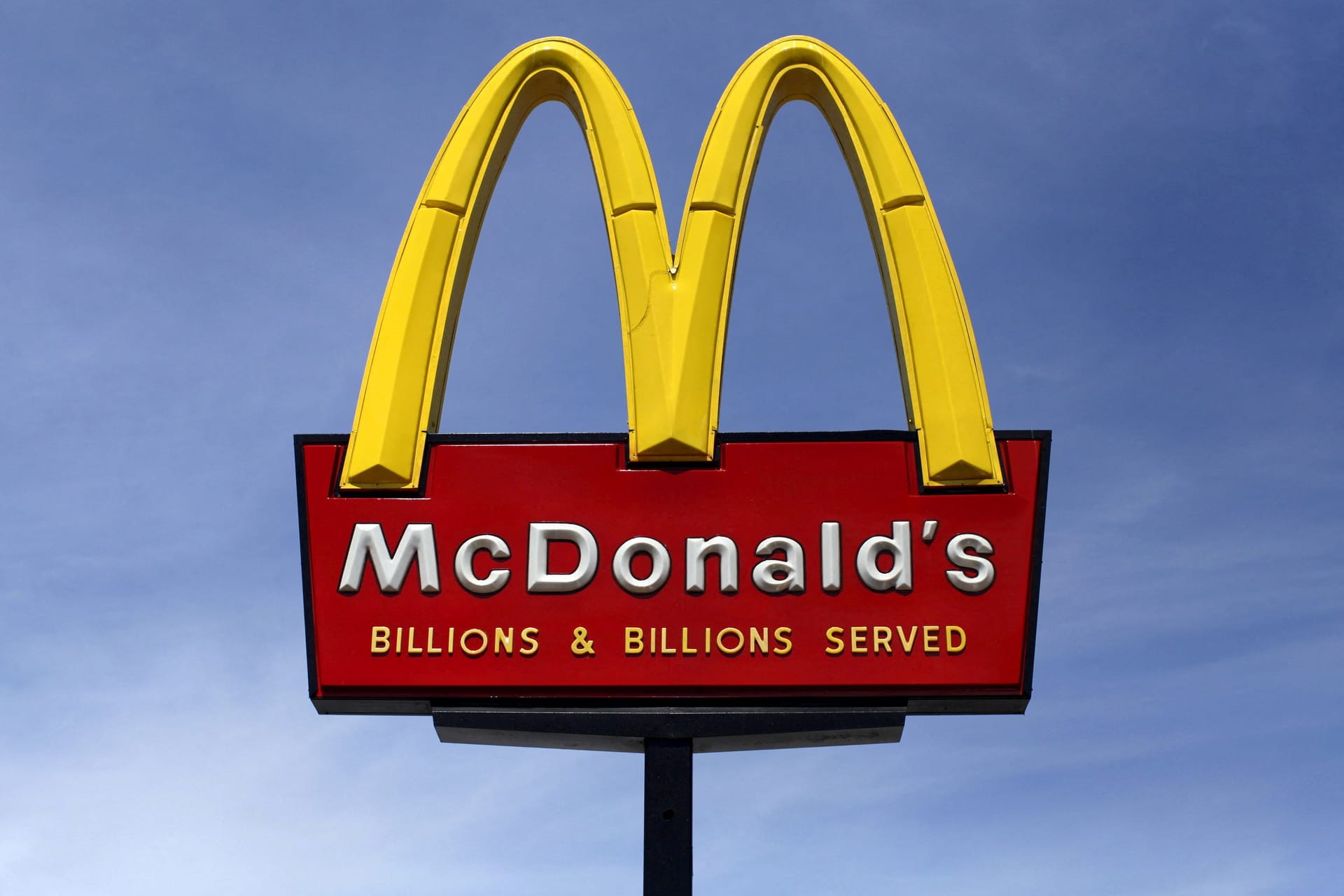 Logo von McDonald's (Symbolbild): Der Konzern will neue Restaurants testen. Logo von McDonald's (Symbolbild): Der Konzern will neue Restaurants testen.
