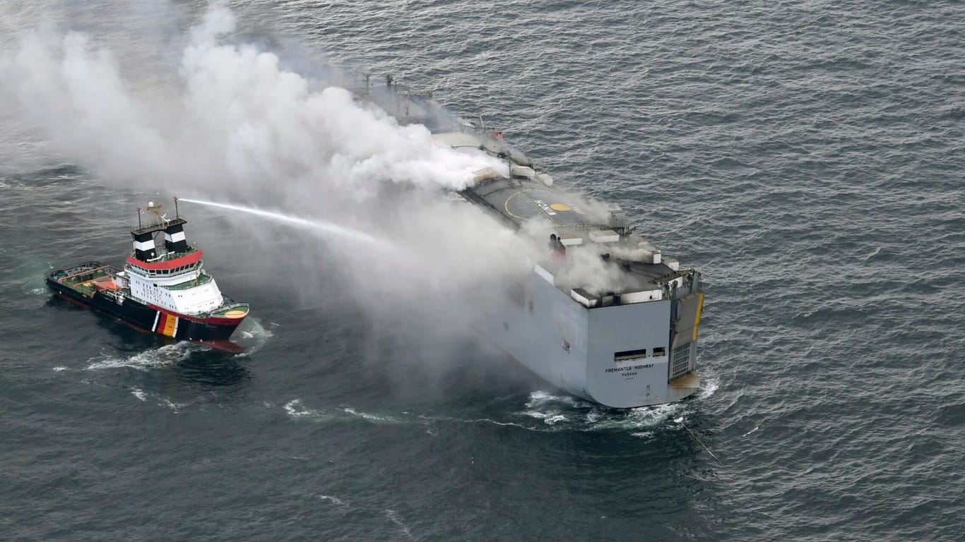 Der Brand auf dem Schiff ist kaum zu löschen.