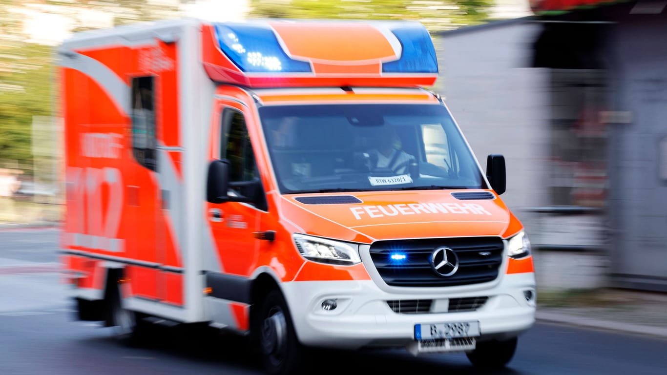 Rettungswagen im Einsatz (Archivbild): In Berlin sind mehrere Kinder bei einem Verkehrsunfall verletzt worden.