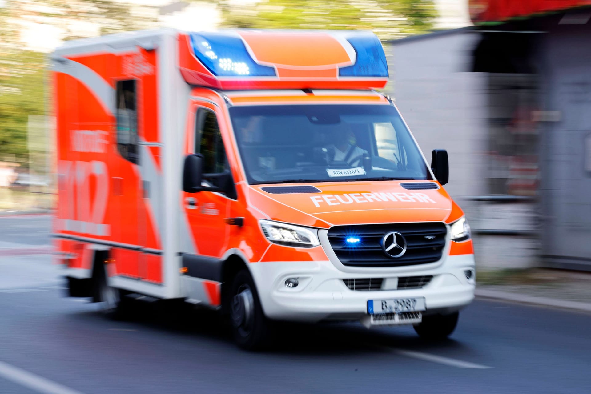 Rettungswagen im Einsatz (Archivbild): In Berlin sind mehrere Kinder bei einem Verkehrsunfall verletzt worden.