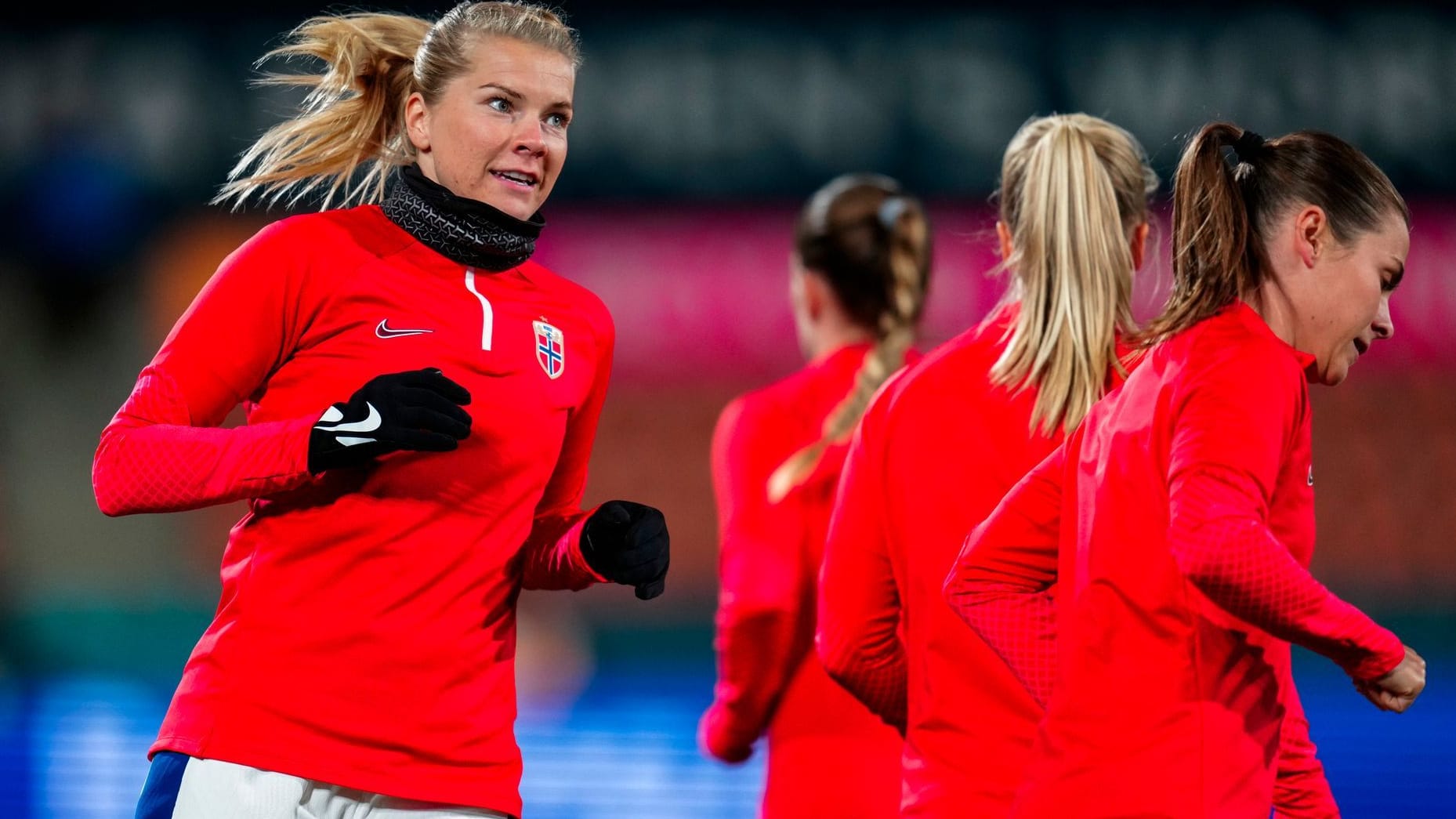 Nowegens Ada Hegerberg (l.) beim Aufwärmen mit ihren Teamkolleginnen.