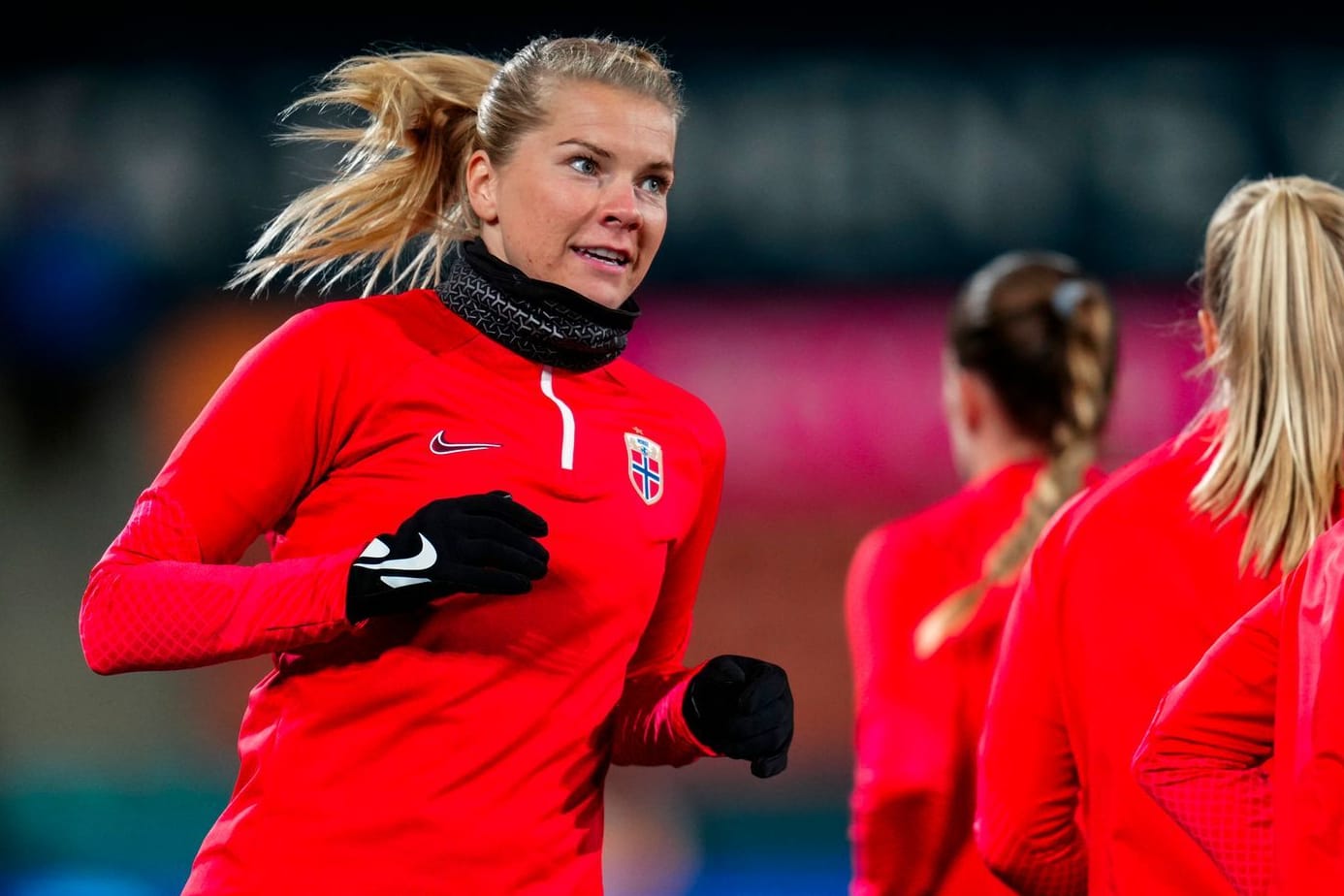 Nowegens Ada Hegerberg (l.) beim Aufwärmen mit ihren Teamkolleginnen.