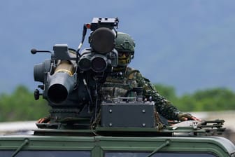 Ein Militärfahrzeug mit einer TOW-2A-Rakete aus US-amerikanischer Produktion in Taiwan (Archivbild): Die USA befürchten einen Angriff Chinas auf den Inselstaat.