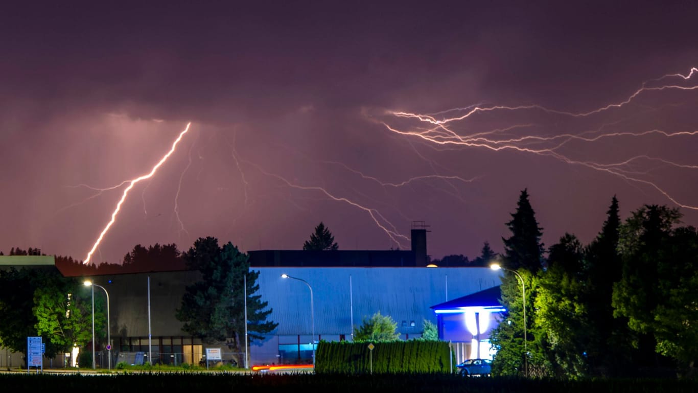 Blitze im Unterallgäu (Archivfoto): In einigen Teilen des Landes wird es unruhig in dieser Woche.