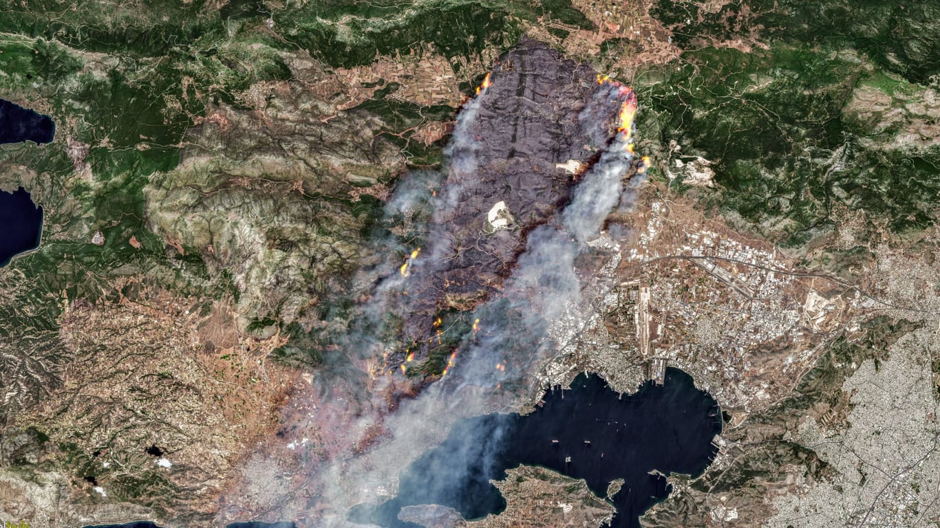 Griechisches Festland: Auch rund um die Hauptstadt Athen zieht sich eine Feuerschneise durch die Landschaft.