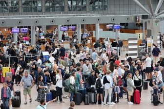 Zahlreiche Reisende warteten zum Ferienstart während einer Blockade eines Rollfeldes durch Klimaaktivisten im Terminal des Hamburger Flughafens.