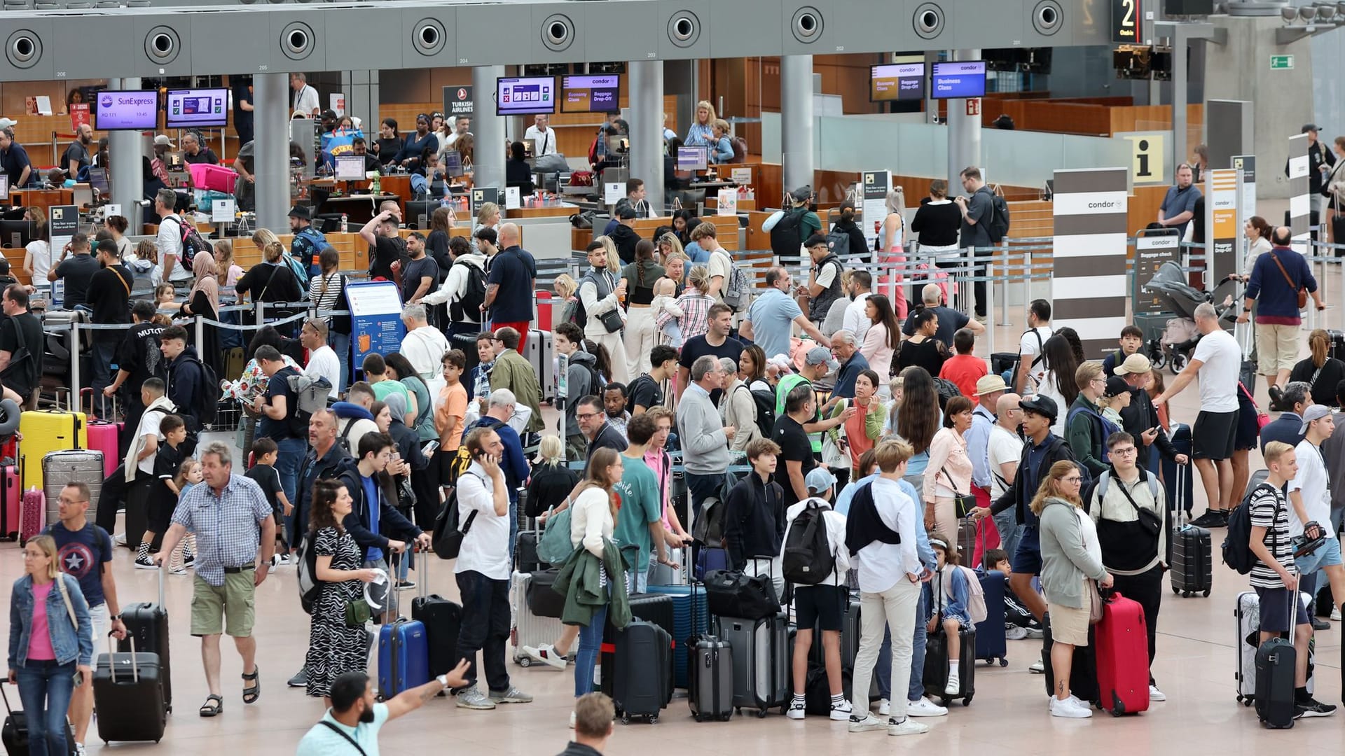 Zahlreiche Reisende warteten zum Ferienstart während einer Blockade eines Rollfeldes durch Klimaaktivisten im Terminal des Hamburger Flughafens. Zahlreiche Reisende warteten zum Ferienstart während einer Blockade eines Rollfeldes durch Klimaaktivisten im Terminal des Hamburger Flughafens.