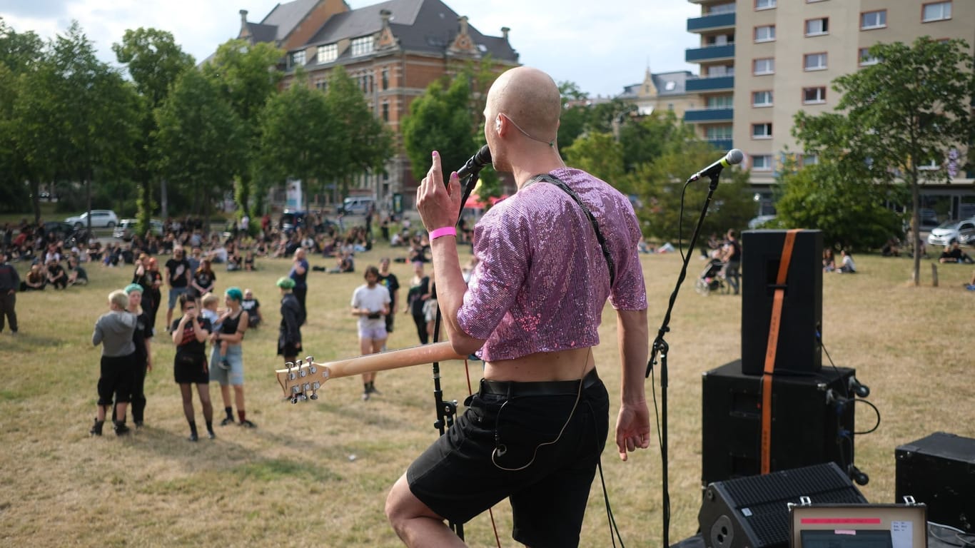 Ein Musiker spielt auf einer Bühne auf dem Alexis-Schumann-Platz im Süden der Stadt. Bei der Veranstaltung unter dem Motto «Dazusetzen» zur Unterstützung von Betroffenen von Polizeigewalt versammelten sich mehrere Hundert Teilnehmer.