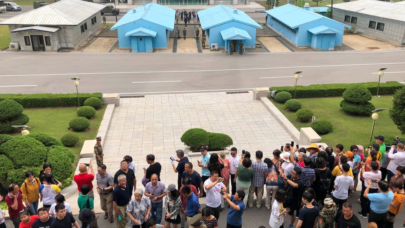 Touristen in der koreanischen demilitarisierten Zone (Archivbild): Bei einer Touristentour hat ein Amerikaner wohl die Grenze nach Nordkorea überschritten.
