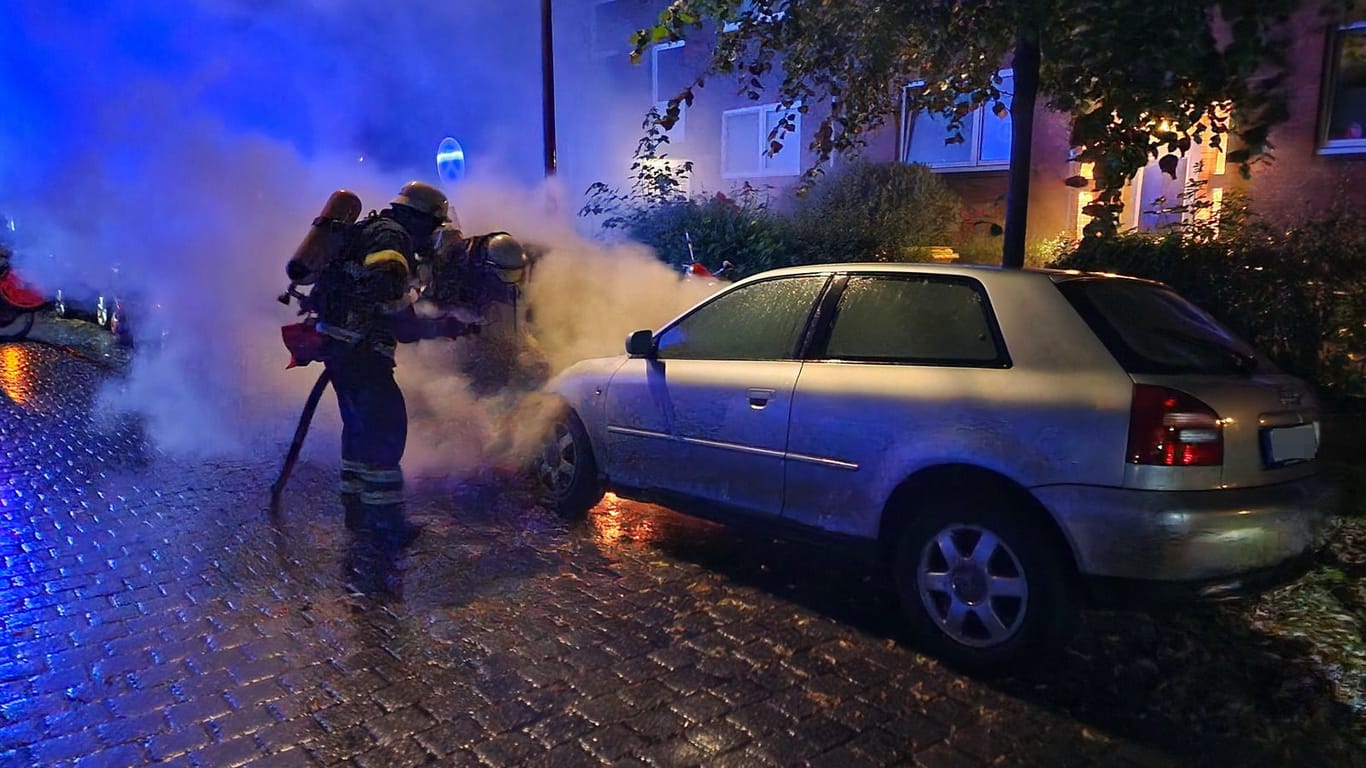 Einsatzkräfte löschen einen brennden Pkw in Hamburg-Eimsbüttel: Die Täter haben sich zu der Tat bekannt.